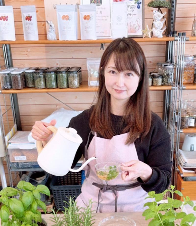 栗田順子 — ハーブスタジオでハーブティーを注ぐ様子